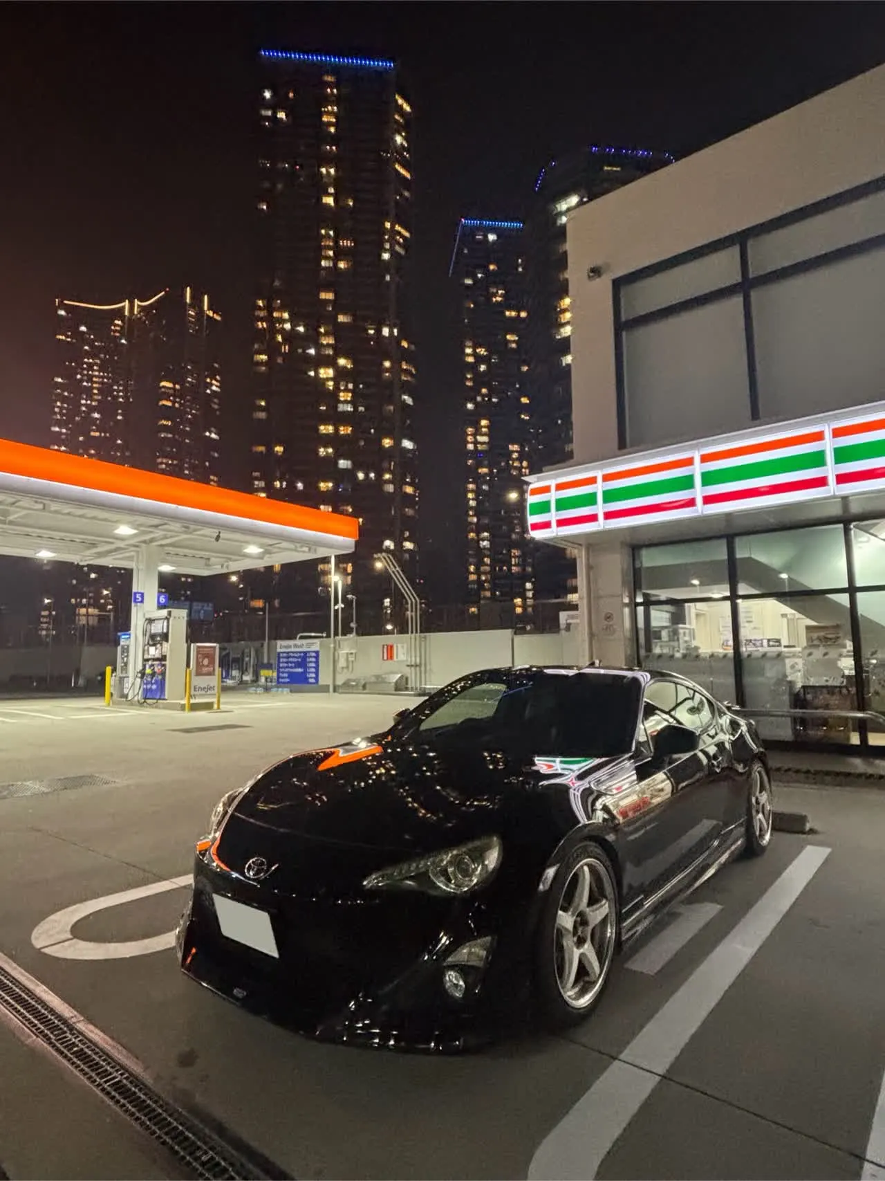 夜のガソリンスタンドにて