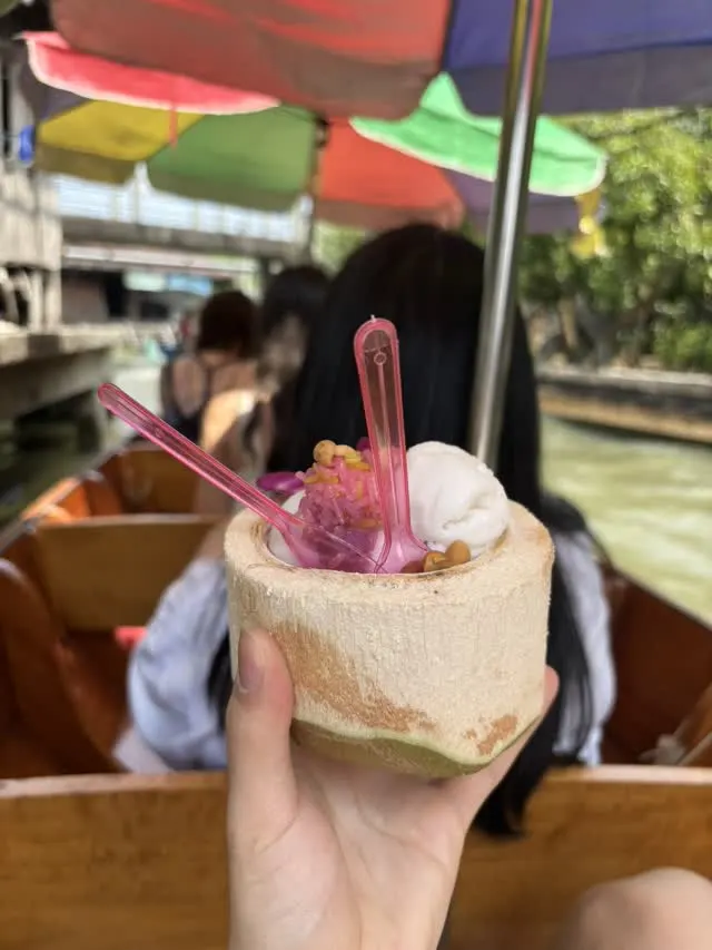 水上マーケットで食べたココナッツアイス